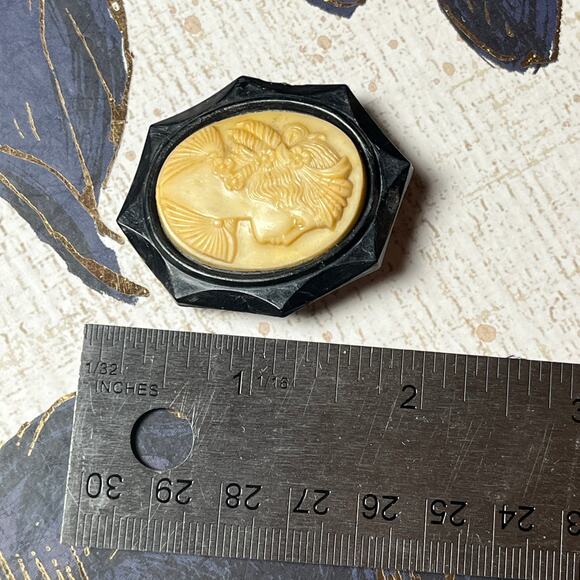 Antique Vintage Carved Acrylic Cameo Brooch Unsigned - Picture 7 of 7